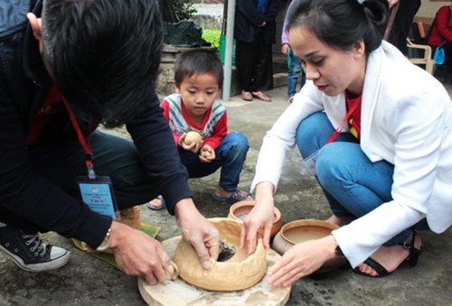 Rời Con Cuông, đoàn ghé thăm Trù Sơn - làng nghề truyền thống làm gốm bằng đất sét đỏ lâu đời ở huyện Đô Lương và trải nghiệm tự tay làm gốm 